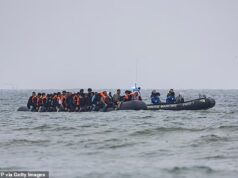 Duas mulheres morreram na costa francesa depois de um pequeno barco que transportava mais de 80 migrantes ter sido “capturado” quando tentavam chegar à Grã-Bretanha.