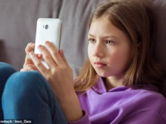 É mais provável que crianças de 10 anos tenham um telefone do que saibam jogar uma bola em meio ao aumento de ‘crianças iPad’