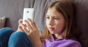 É mais provável que crianças de 10 anos tenham um telefone do que saibam jogar uma bola em meio ao aumento de ‘crianças iPad’