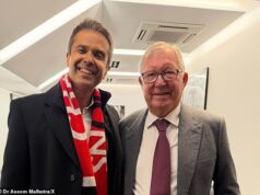 Sir Alex Ferguson levado ao hospital depois de se sentir mal em Old Trafford antes do Man United x Liverpool