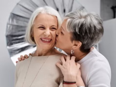 Como me apaixonei por uma mulher quando meu casamento de 25 anos terminou: finalmente parei de fingir sexo, mas como posso dizer à minha filha que a mãe dela agora é lésbica? Placas EDE