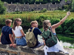 Hordas de visitantes indesejados estão a arruinar os lugares mais bonitos da Grã-Bretanha: desde cidades antigas a aldeias pitorescas e um local em Cotswold apelidado de “o Ganges”, relata Mark Palmer de um país em crise