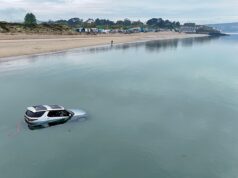 Você não pode estacionar aí, cara! £ 80.000 Land Rover inundado após ser pego na maré alta