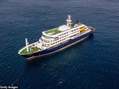 Passageiros de um cruzeiro no Atlântico de £ 35.000 atingidos por hantavírus transmitido por ratos contam sobre sua provação presos a bordo, já que as autoridades de Cabo Verde não os deixam sair: temem-se mais casos depois que três morreram e Brit saiu em estado crítico