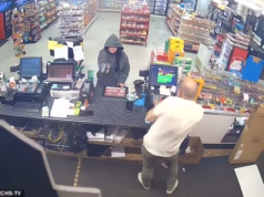 Um funcionário de um posto de gasolina evita por pouco ser morto a tiros enquanto uma mulher enlouquecida tenta roubar uma loja sob a mira de uma arma