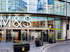 A M&S parou de usar fitas métricas para provas de sutiã – e a equipe deve fornecer medidas aos olhos das mulheres