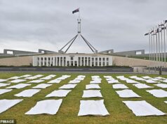 Por que existem dezenas de sacos para cadáveres no gramado do Parlamento australiano?