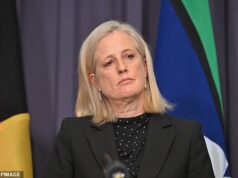 O serviço público da Austrália deve cortar trabalhadores à medida que as rodadas de demissão começam em todos os departamentos