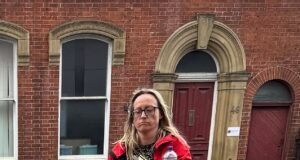 Uma mulher irlandesa foi multada por fazer discursos racistas vis aos funcionários do hotel, quando declarou ‘Todos os britânicos deveriam morrer!’