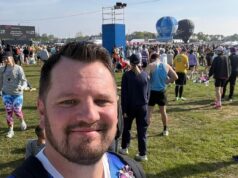 O corredor beneficente da Maratona de Londres, 43, está lutando por sua vida depois de sofrer um ataque cardíaco a apenas um quilômetro da linha de chegada