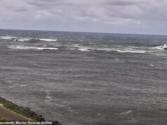 O iate da tragédia vira na costa de Ballina, três mortos enquanto a busca continua por um navio de resgate afundando