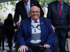 Como seu parceiro de negócios, Rudy fornece atualizações críticas sobre diagnósticos de medo para Giuliani