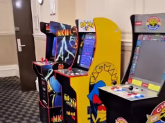 Solicitantes de asilo mimados em hotéis listados como Grau II financiados pelos contribuintes recebem salas de jogos repletas de máquinas de fliperama Mortal Kombat, Street Fighter e Pac Man.