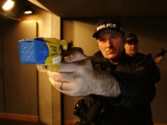 Todos os policiais devem estar equipados com Tasers para proteger a si mesmos e ao público diante do aumento da violência