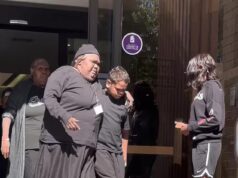 Cenas emocionantes quando a família do bebê Cumanjoy faz a primeira aparição no tribunal para seu suposto assassino, já que ele é dispensado de comparecer