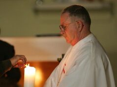 A mensagem chocante do padre católico pedófilo às crianças revelada – enquanto ele permanece livre na comunidade: ‘Não existe tal coisa de jovem demais’