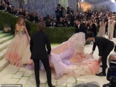 Blake Lively tira fotos de ajudantes no tapete vermelho do Met Gala em um momento de diva selvagem após resolver uma batalha legal com Justin Baldoni