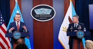 Pete Hegseth insiste que a frágil trégua não acabou, apesar de admitir que tropas foram atacadas pelo Irã 10 vezes… e Trump considera mais ataques