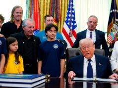 Trump brinca sobre sua própria rotina de exercícios e amigos próximos nas Olimpíadas enquanto restabelece os testes de aptidão presidencial