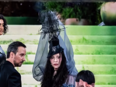 Madonna, 67 anos, foi flagrada lançando um olhar mortal para uma de suas lindas ‘ninfas’ depois de ser ordenada a subir as escadas do Met Gala