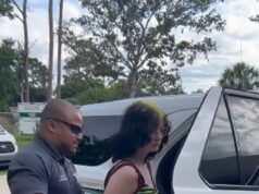 Momento chocante: menina de 12 anos de cabelos verdes da Flórida caminha após ameaçar atirar em uma escola