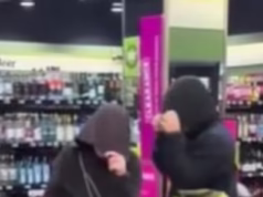 Momento humilhante, ladrões confrontam Dan Murphy – e são forçados a devolver álcool roubado