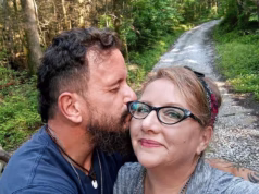 Blogger de estilo de vida em trailer e marido mortos em susto de arma de acampamento na floresta dias depois de foto sorridente