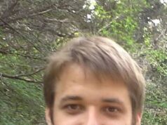 Por que um professor arrependido arrastou o diretor da escola para fora da aula e o esfaqueou em uma emboscada terrível?