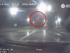 Momentos em que dois bandidos jogam uma lata de lixo de 240 litros da ponte e dentro de um carro da polícia em movimento – enviando cacos de vidro ‘voando’ contra os policiais