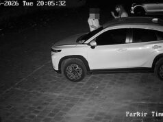 Britânico flagrado em CCTV esfaqueando recepcionista em hotel de luxo em Bali antes de ir embora enquanto outro homem agarra seu carro para tentar detê-lo