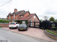 O homem que gastou £ 220.000 construindo duas casas ‘ilegais’ está vendendo-as por £ 30.000 em vez de derrubá-las… porque ele tem que vender seu Porsche para cobrir os custos