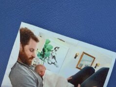 Meghan Markle compartilha foto inédita do Príncipe Archie dormindo no peito de Harry quando bebê para comemorar seu 7º aniversário