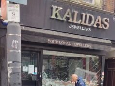 Gangue desavergonhada invade joalheiros de Londres com Mercedes antes de roubar £ 10.000 em mercadorias