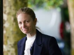 Mulher acusada de ‘perseguir’ Earl Spencer visitou sua casa ancestral e enviou-lhe cartas alegando ser um ‘historiador de arte’, ouve o tribunal