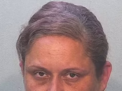 Mãe de cabelos roxos ‘deixou três filhos e um cachorro desabrigados por um mês’