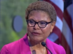 A prefeita de Los Angeles, Karen Bass, acidentalmente proferiu uma palavra muito rude durante um debate que viu o rival Spencer Pratt roubar a cena