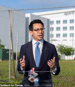 108448503-15792715-James_Fishback_pictured_speaking_to_Spirit_employees_outside_the-a-6_177827013418.avif
