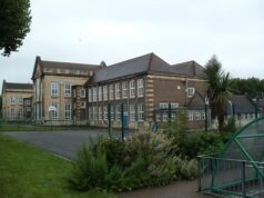 Professor demitido de uma das escolas públicas mais destacadas da Inglaterra por ‘relacionamento com filho adolescente’