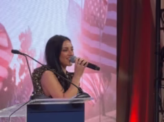 A namorada de Kash Patel canta o hino nacional para o namorado e aliados de Trump