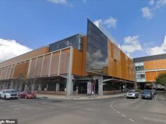 Adolescente ataca três pessoas com faca dentro de Woolworths em movimentado shopping center – enquanto a polícia comparece ao local