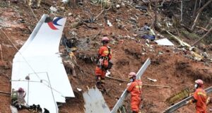 ‘Batalha’ de 18 segundos na cabine do jato Boeing em mergulho mortal: a gravação ‘revela gritos, brigas e respiração rápida durante a batalha pelo controle’ enquanto o avião cai na China