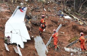 ‘Batalha’ de 18 segundos na cabine do jato Boeing em mergulho mortal: a gravação ‘revela gritos, brigas e respiração rápida durante a batalha pelo controle’ enquanto o avião cai na China