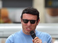 O comentarista norte-americano de direita Tommy Robinson foi banido da Grã-Bretanha depois de ter sido convidado para discursar em um comício – conforme determina o governo, ele “não seria propício ao bem-estar público”.