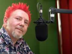 Família e ouvintes prestaram homenagem a um DJ ‘lendário’ da rádio BBC que morreu aos 57 anos
