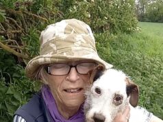 Corajoso pequeno terrier encontrado vivo por dois dias sufocado na lama após desaparecer em uma caminhada no campo