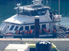 Momento em que o 200.000º migrante do Canal da Grã-Bretanha desembarca em Dover após ser ‘arrebatado de um barco de borracha’