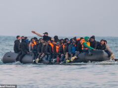 O número de migrantes que chegam ao Reino Unido de barco através do Canal da Mancha atingiu 200.000 desde 2018, confirmaram números oficiais