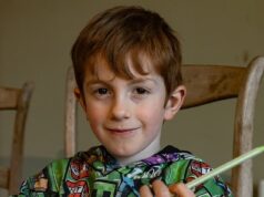 Quando era um menino de sete anos, devido à raiva da mãe e à deficiência de visão, ele recusou ajuda especializada ao frequentar uma escola particular.