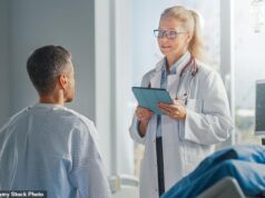 Os médicos do NHS dizem que os pacientes hospitalares correm risco quando são tratados por profissionais avançados, em vez de médicos qualificados