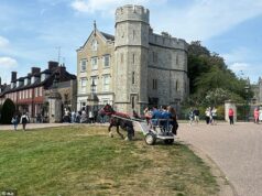Os viajantes andavam em cavalos e carruagens a poucos metros do Castelo de Windsor, apesar da proibição da Long Walk favorita da família real.